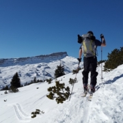 Skitourengeher vor einem Berg